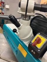 Närbild av ett Wegoma matarverk med variatordrift och tillhörande smart stativ.