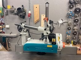 Wegoma matarverk med variatordrift monterat på smart stativ i verkstadsmiljö.