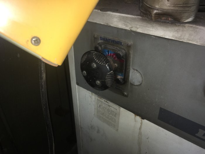 Gammal shuntventil på en Egor Duplomat-panna med manuella inställningsreglage och etiketter.