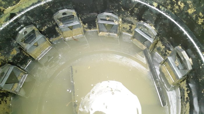 Avlopps fördelningsbrunn inne med varierande öppna och stängda spridarledningsportar.