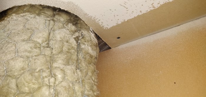 Isolering och ventilationsrör som går genom tak, synliga tecken på dålig isolering med kalluftsläckage.