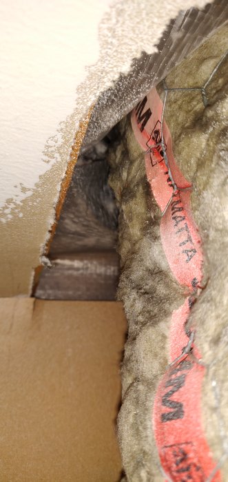 Isoleringsproblem kring ventilationsrör från köksfläkt i äldre lägenhetskonstruktion, med synlig frostbildning.