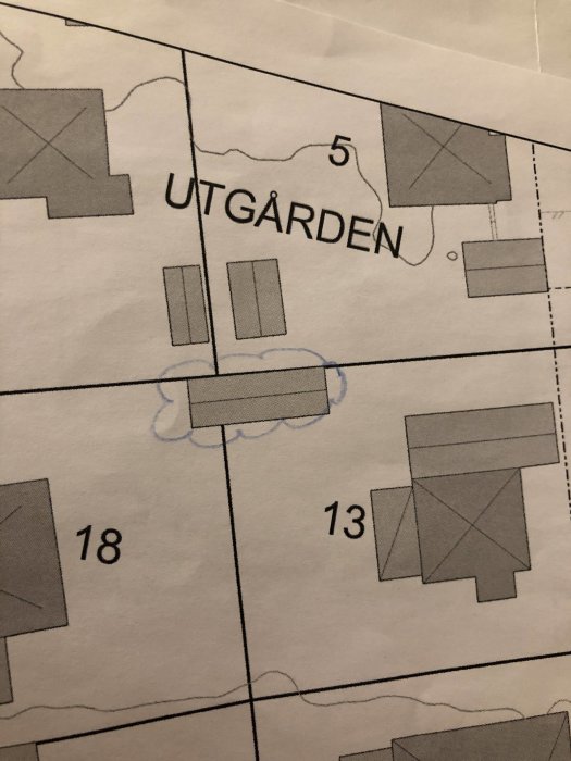 Utdrag av en detaljplan med fastighetsgränser, beteckningar och byggnadsstrukturer.