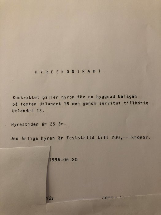 Del av ett dokument med rubriken "HYRESKONTRAKT", text om byggnadshyra och hyrestid, samt datumstämpel 1996-06-20.