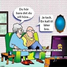 Illustrerad skämtbild med äldre par på soffa, kvinnan talar och mannen reagerar, textbubblor, interiör.