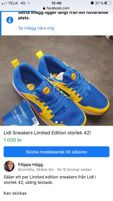 Blå och gula Lidl sneakers i storlek 42 på betonggolv, med Lidl-logotyp och prislapp.