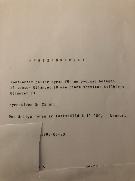 Bild av ett hyreskontrakt med text som beskriver avtal, hyrestid och summan för årlig hyra, daterat 1996.