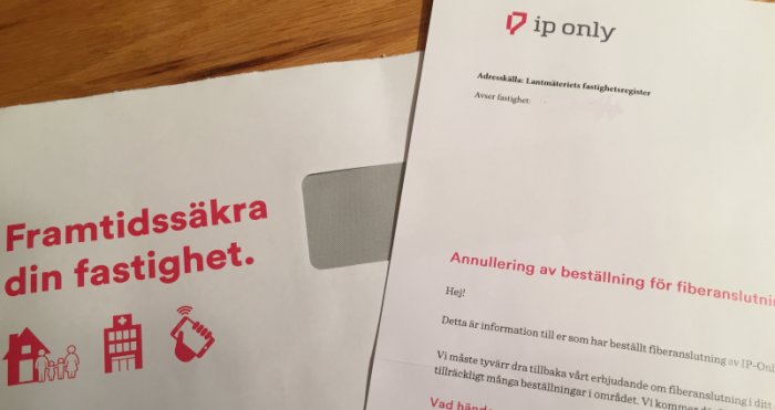 Brev med text "Framtidssäkra din fastighet." bredvid ett brev från IP-Only med rubriken "Annullering av beställning för fiberanslutning".