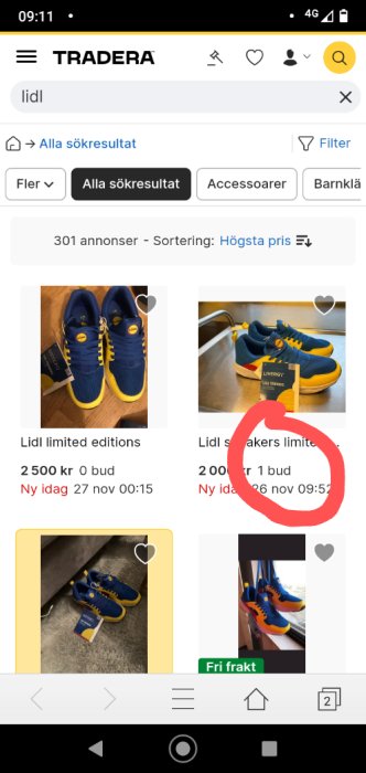 Skärmdump av Tradera-sökresultat visar Lidl sneakers till höga priser med bud, röd cirkel markerar budet.