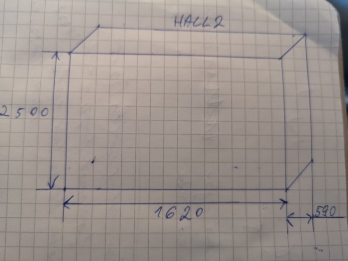 Handritad skiss av en garderobsplanering på rutat papper med måttangivelser.