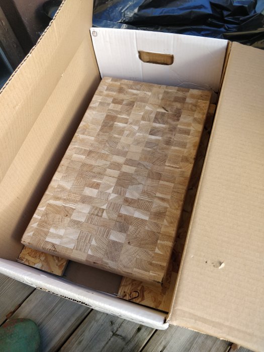 Ekbräda i pappkartong för rökning med ammoniak, uppställd utomhus.