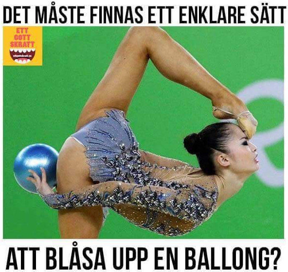 Gymnast i en flexibel bakåtböjning håller en gymnastikboll, text som humoristiskt ifrågasätter sättet att blåsa upp ballonger.