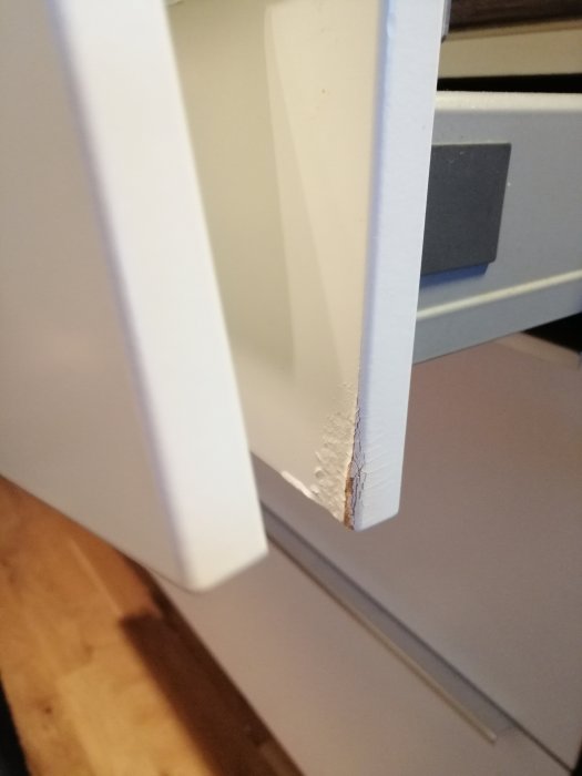 Jämförelse av ny vit lådfront mot en äldre gulnad lådfront.