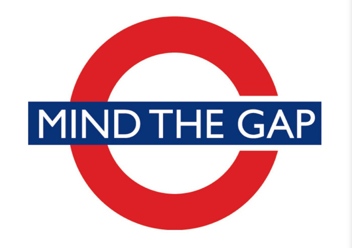 Logotyp för London Underground med texten "MIND THE GAP" inom en röd cirkel och blå rektangel.