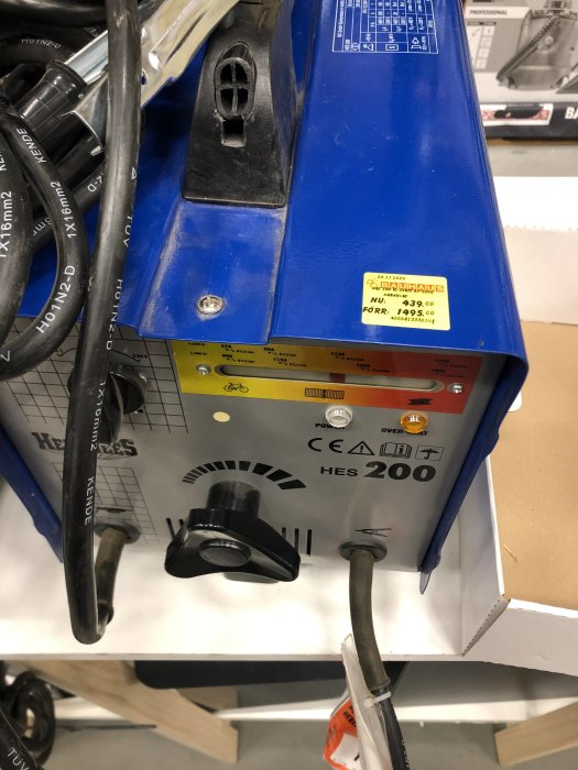HES 200 svetsmaskin för pinnsvetsning med justerbar kontrollratt och en prislapp från Bauhaus på hyllan.