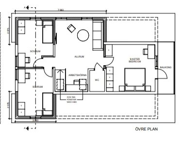 Ritning av ett övre plan för ett hus med sovrum, badrum, allrum och balkong.