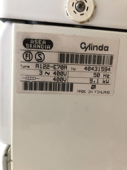 Typskylt på en vit Cylinda-spis som visar modellnummer, strömkrav på 3N 400V, och effekt på 9,1 kW.