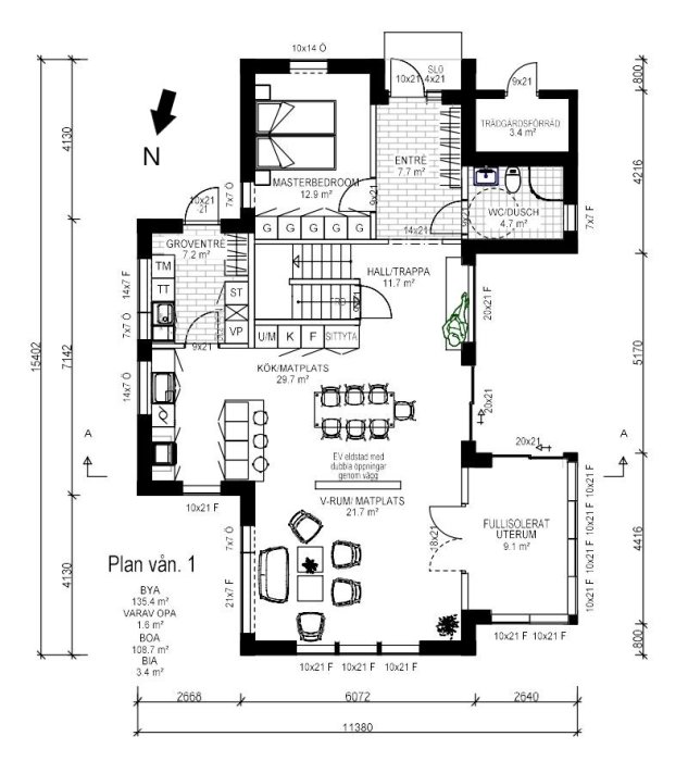 Arkitektritning av enplanshus med mått, rum och möblering, i svartvit stil.