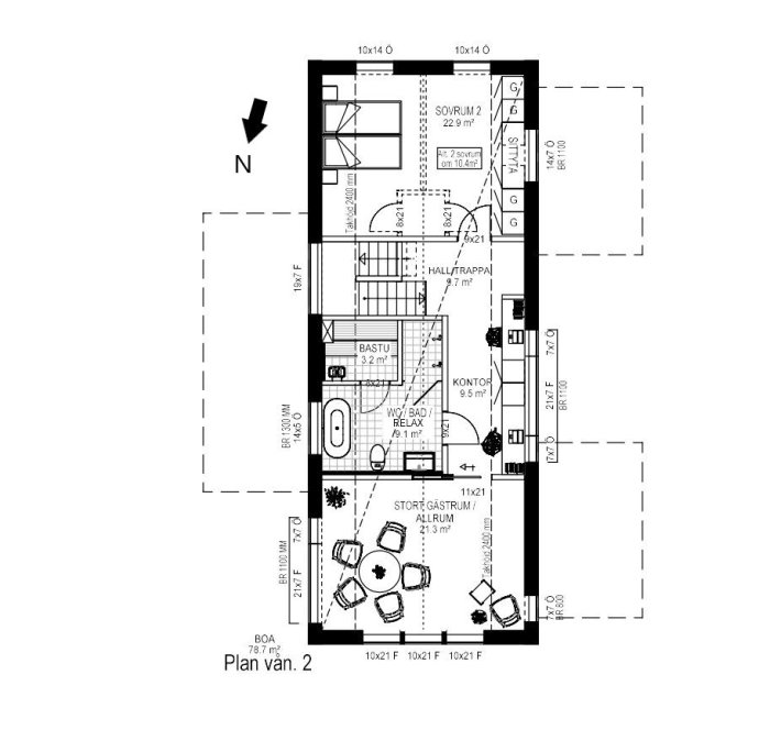 Planritning av en våning i ett hus med markerade rum som sovrum, badrum, bastu, kontor och allrum, orienterat norrut.