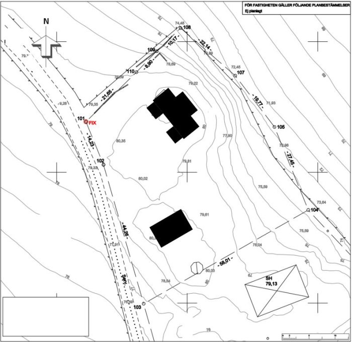 Situationsplan med topografiska linjer, byggnader och tomtgränser för planerad husbyggnation i lantlig miljö.