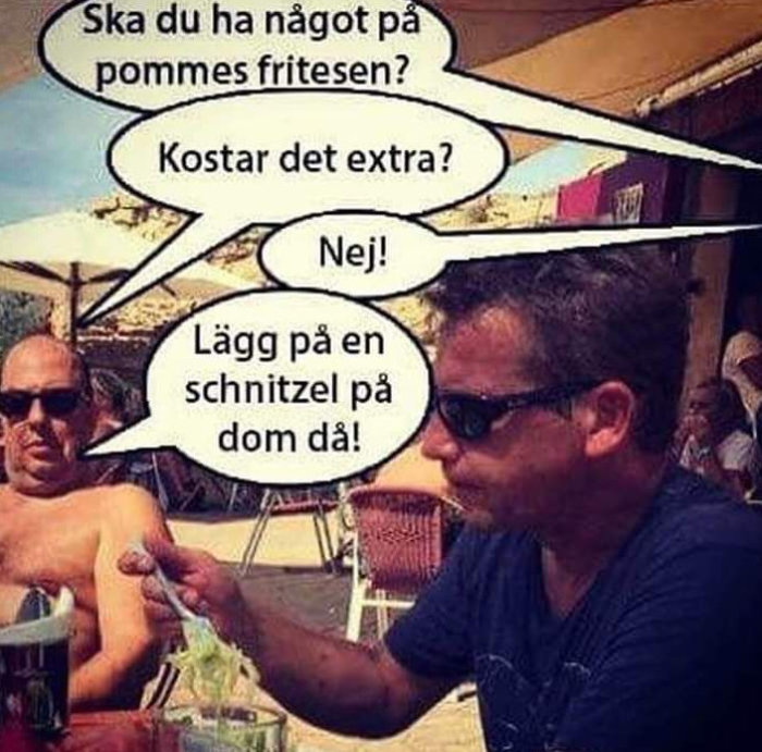 Två män sitter vid ett cafébord, en ser på medan den andra pratar, humoristisk text i pratbubblor.