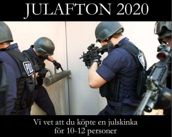 Poliser i full utrustning genomför en insats, text skämtsamt refererar till stor julskinka.