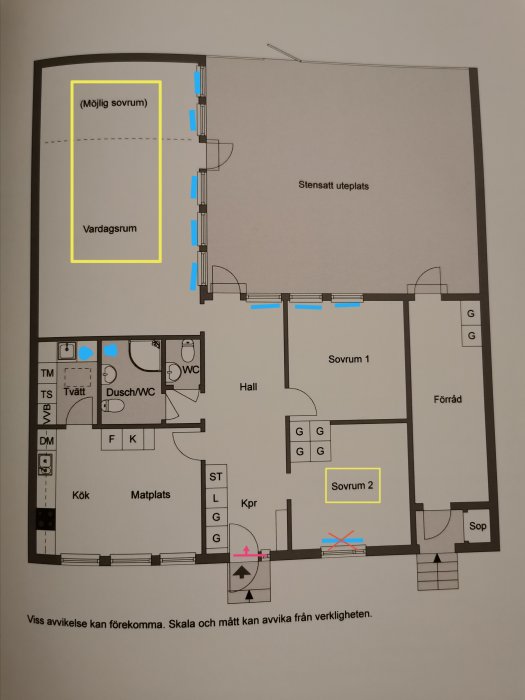 Planritning av enplans radhus med markerade värmepump, element och ventilationsområden i olika färger.