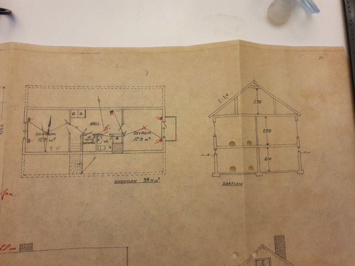 Gammal arkitektritning av husplan och sektion med markerad vägg mellan kök och vardagsrum.