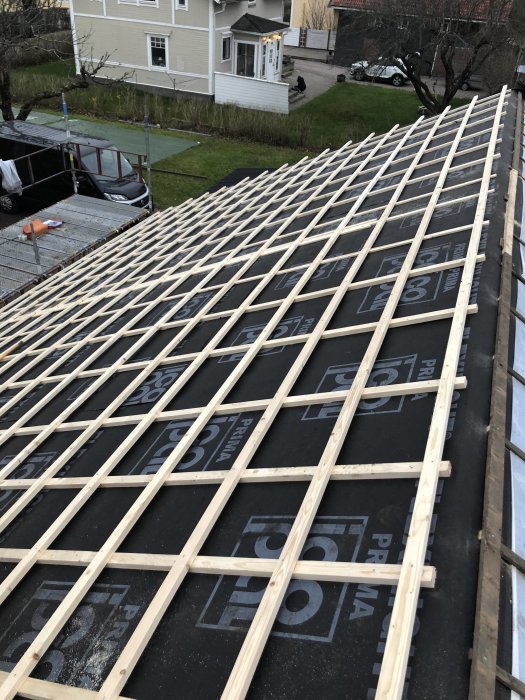 Takstolar och underlagspapp på hustak med synliga spikar och klammer som diskuterats i inlägget.