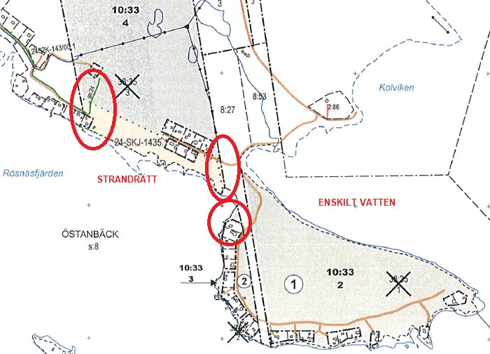 Fastighetskarta med röda markeringar som visar specifika delar av gränser och områden vid kusten.