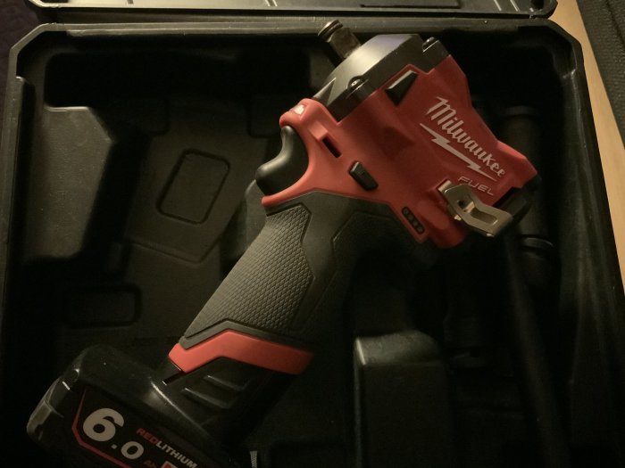 Milwaukee m12FIFW12 mutterdragare i väska med 6.0Ah Red Lithium-batteri.