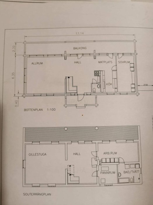 Ritning av timrat hus med botten- och souterrängplan inkluderande allrum, kök, sovrum och badrum.