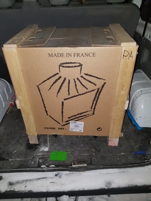 Förpackad spiskassett för inmontering i bilbagage med texten "MADE IN FRANCE".