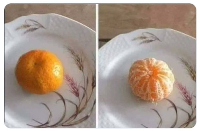 En hel mandarin på vänstra sidan och en skalad mandarin på högra sidan, båda på en vit tallrik med mönster.