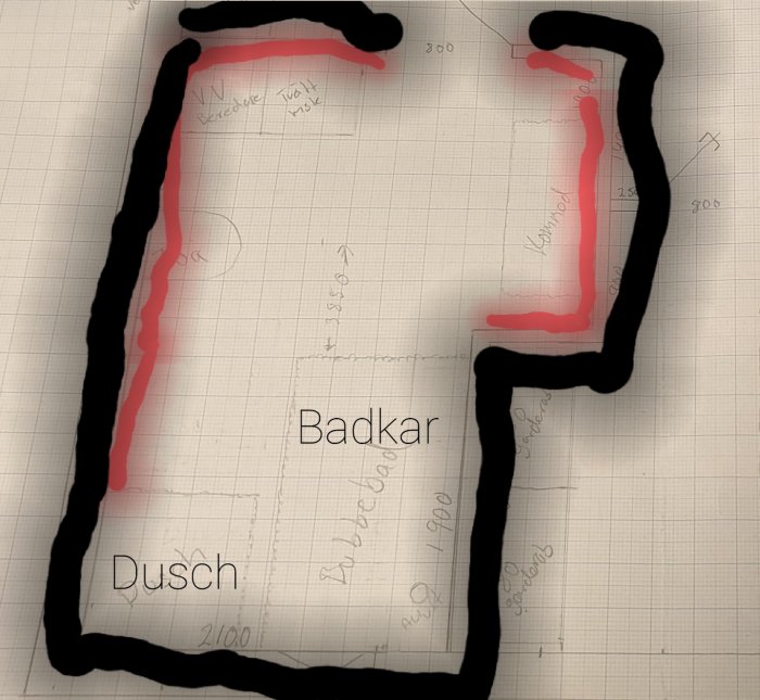 Skiss av badrumsplan med markerade områden för pärlspont i rött och våtrumstapet i svart, inklusive placering av dusch och badkar.