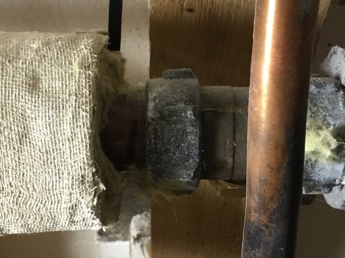 Ansluten Conex T-koppling med 28 mm kopparrör och närliggande rörkomponenter.