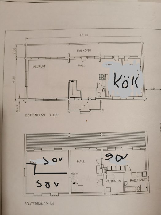 Ritning av husplan med handskrivna ändringar, föreslaget större badrum och ompositionerat kök.