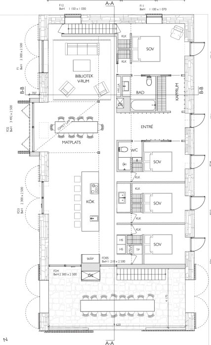 Arkitektonisk ritning av en planlösning som visar en ombyggd lada med bibliotek, vardagsrum, sovrum, kök och bad.