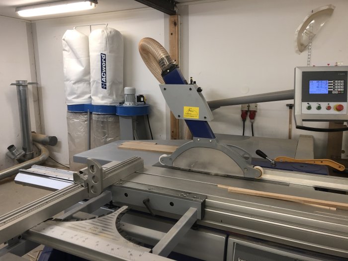 Verkstad med nyinstallerad spånsug från Acword och olika träbearbetningsmaskiner.