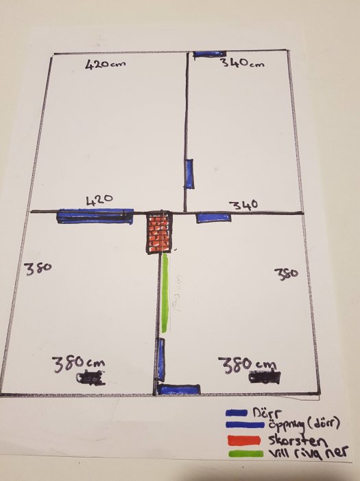 Handritad planritning av ett rum med mått och markeringar för dörrar och skorsten.