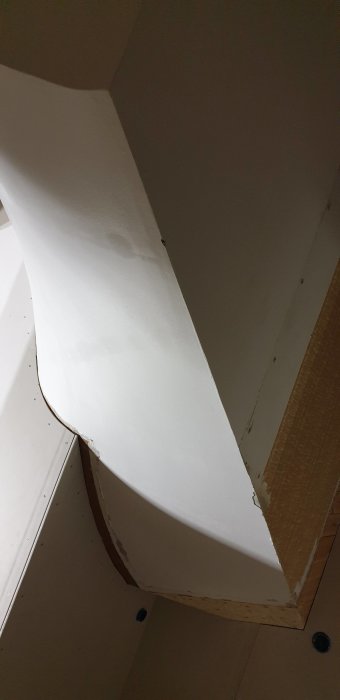 Vitklädd trappkonstruktion behöver 20 cm masonit, visar skarvar och hörn i närheten.