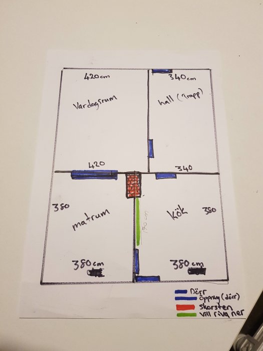 Handritad skiss av en bostadsplanslösning med mått och rumsetiketter som vardagsrum, hall och kök.