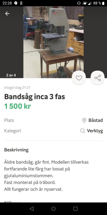 Äldre bandsåg INCA 3fas monterad på ett träbord i ett verkstadsutrymme med verktyg i bakgrunden.