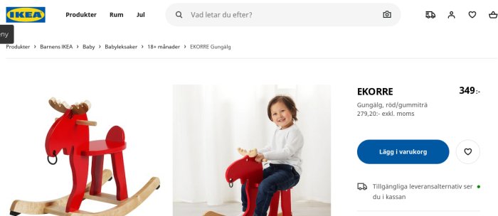 Ett barn ler och rider på en röd IKEA EKORRE gunghäst i ett vitt rum.