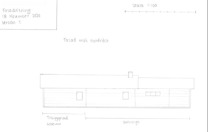 Handritad skiss av en husfasad med uppgifter om tillbyggnad och måttskala.