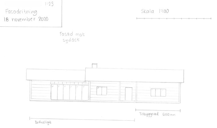 Handritad fasadritning av hus med tillbyggnad och måttskala, daterad 18 november 2020.