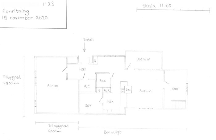 Handritad planritning av en bostadsutbyggnad, markerad som tillbyggnad, med rumsetiketter.