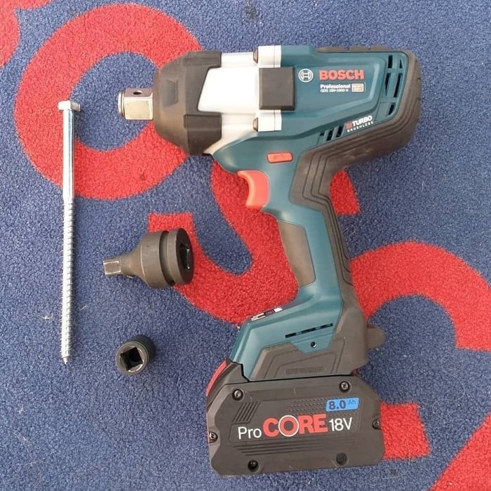 Bosch 18V mutterdragare med ProCORE-batteri och tillbehör på en mönstrad matta.