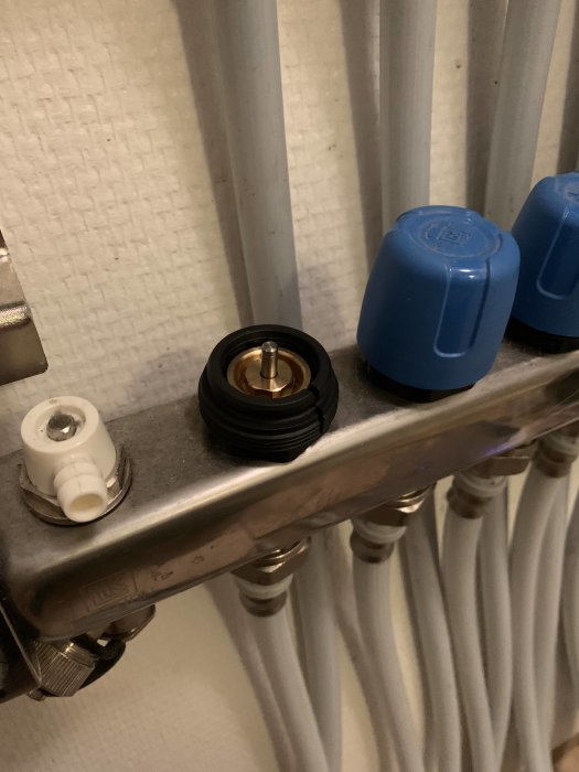 Detaljbild av ett avstängt rör med avlägsnad termostat på ett radiatorvärmesystem.