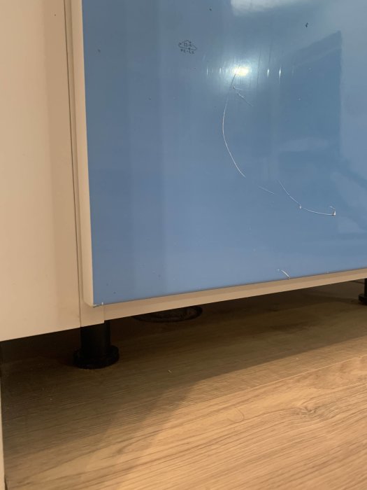 Köksskåp från Ikea med Voxtorp lådfronter som inte passar; synlig repa och nivåskillnad.